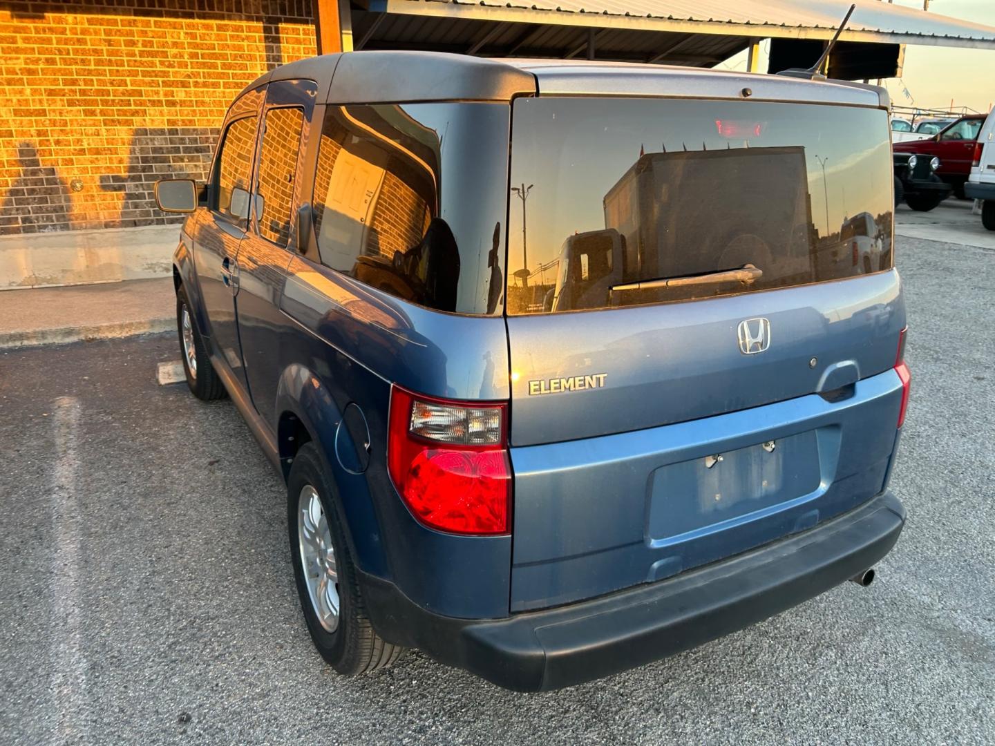 2008 Honda Element EX 2WD AT (5J6YH18788L) with an 2.4L L4 DOHC 16V engine, 5-Speed Automatic Overdrive transmission, located at 1687 Business 35 S, New Braunfels, TX, 78130, (830) 625-7159, 29.655487, -98.051491 - Photo#3